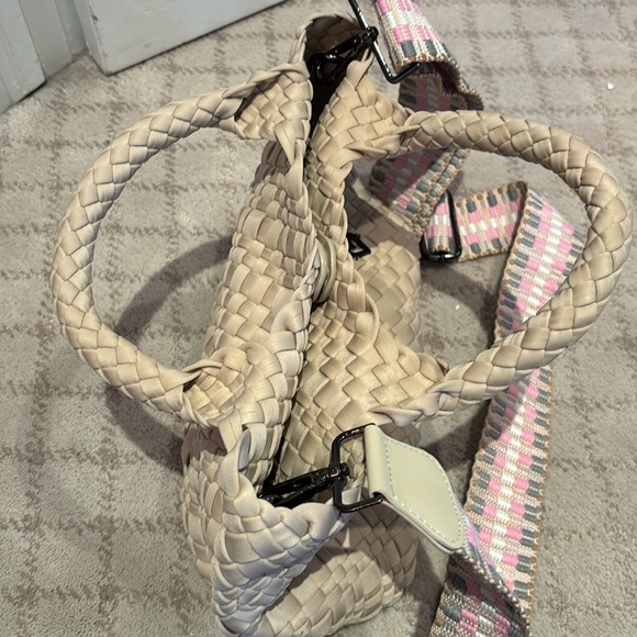 Woven nylons like crossbody with makeup bag included. - Picture 3 of 4